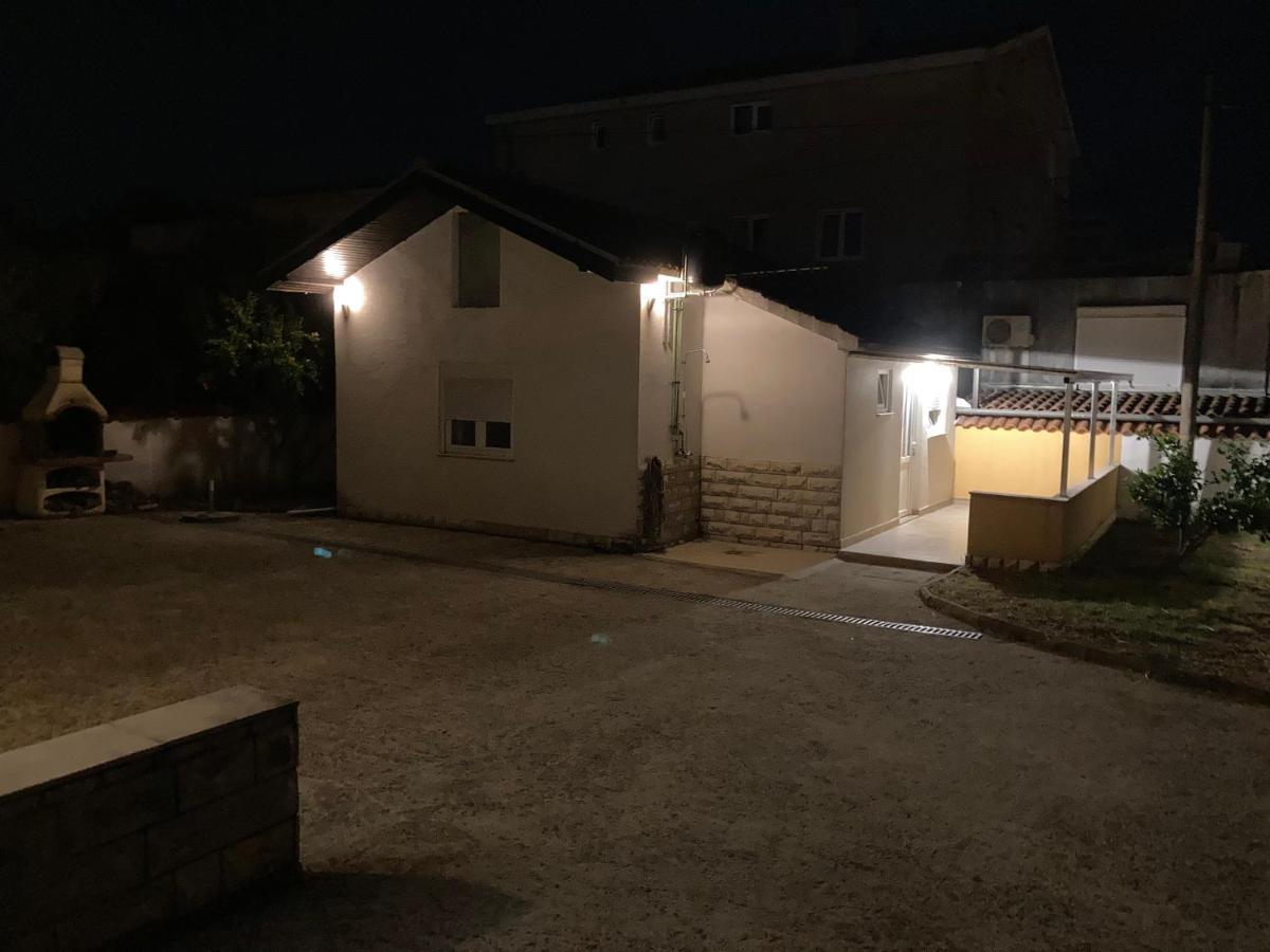 Apartman Turanj Exteriör bild